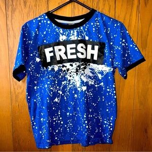 VIBRANT, cool looking “ paint splash” tee shirt by Quad Seven -like new!